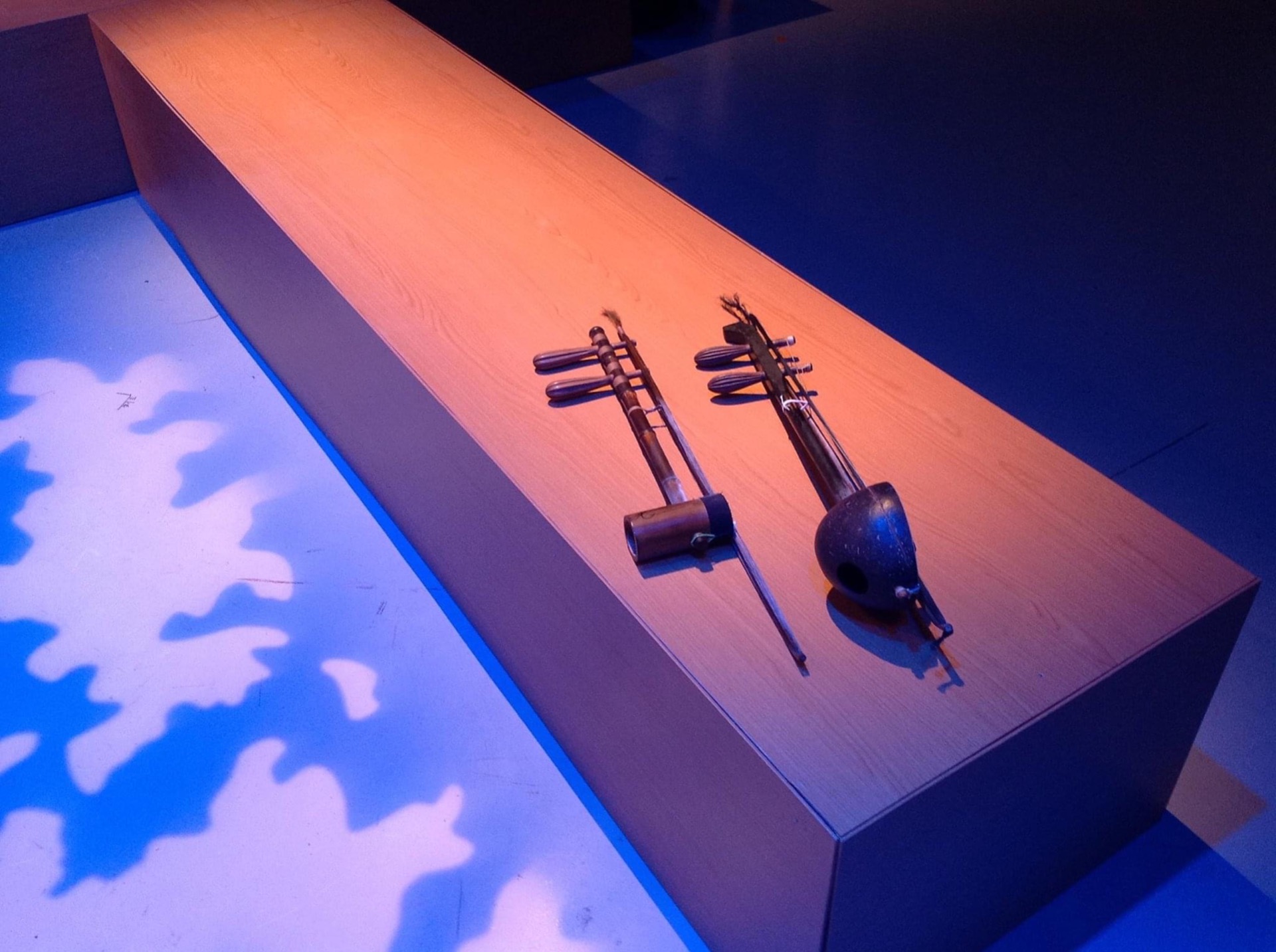 左：吊鬼仔。右 ：殼仔絃